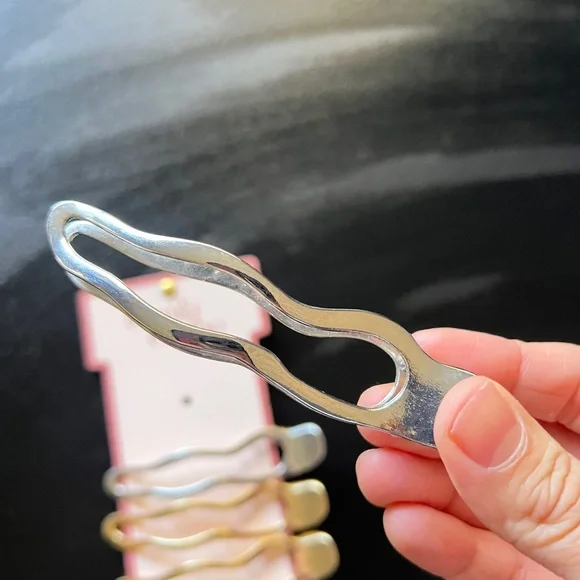 Camila Coelho Elegant Gold and Silver Metal Large Hair Clips Set of 4 NWOT - Picture 5 of 8